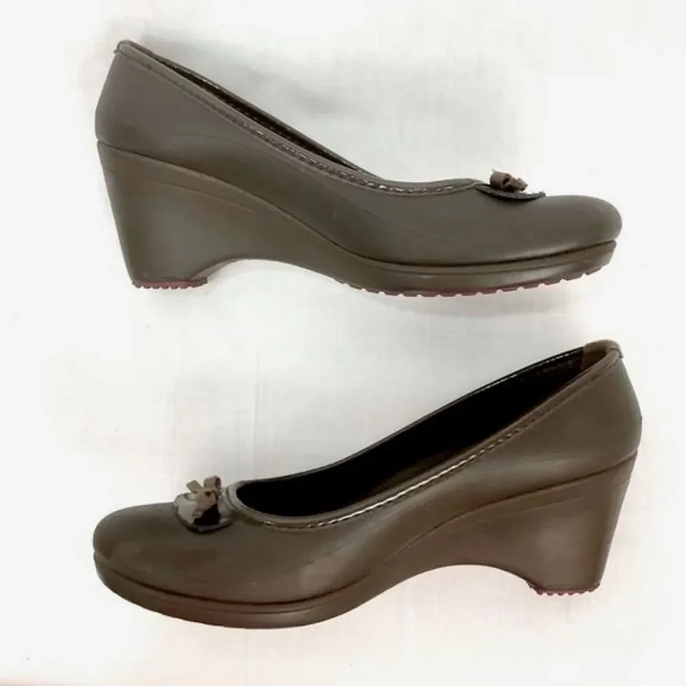 CROCS Brown Wedge Heel Pumps with Bow Lydia Women Sz 8 Comfort Shoes Dressy